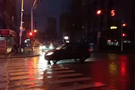 下雨了，男朋友没有来接，大个冒雨回家，不分手留着过年吗？视频封面