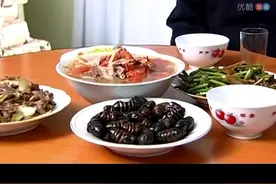 赵本山喝酒，这一桌硬菜太香了，白酒都是一口喝完视频封面