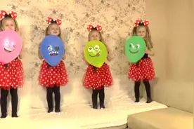 益智动画童谣儿童，5个可爱的小姑娘在沙发上蹦蹦跳跳玩气球视频封面