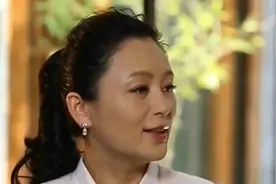 49岁陈红全家近照曝光，身材发福容颜渐老，两个儿子帅气逼人视频封面