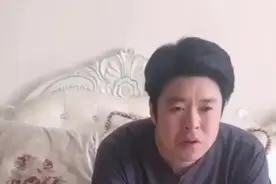 祝晓晗趁老爸喝水没注意，突然一声吼，直接把老爸吓的“喷水”