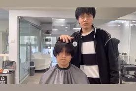 男生头发又直又贴，发型师帮他设计了一款日系潮男发型，太帅气了