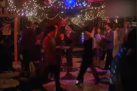 在夜总会遇到闹事的怎么办？黑帮大佬万梓良教你怎样处理！