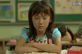 女孩哭了，小男孩扮鬼脸逗她笑，两小无猜少年时视频封面