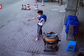 惊魂一秒钟 后续： 小伙讲述逃脱过程 至今心有余悸视频封面