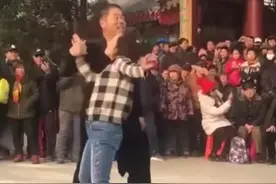 大爷大妈跳舞，还不是两口子