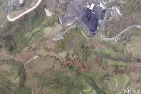 航拍小村庄两座煤矿，一座已经赚大钱，一座开采3年还在亏本！视频封面