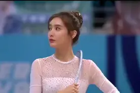 NBA女主播美娜表演艺术体操,秀一字马,尽显女神范,太美了!视频封面