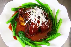 重庆厨师教你东坡肘子的传统做法，色泽红亮，肥而不腻瘦而不柴