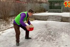 小伙在雪地上泼水，蒙面人滑了一跤视频封面