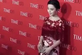 39岁范冰冰疯了吧，穿“3D透视裙”上台，这身材就是复出的资本啊视频封面