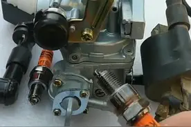 下雨天摩托车容易熄火，老师傅教你一招，不花1分钱就能轻松解决