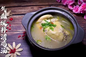 宅在家中，不如学做一份当归黄芪清炖三黄鸡汤吧，味美营养！