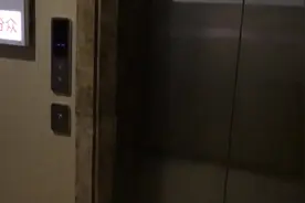 小区电梯坏了 显示两横杠 不运行