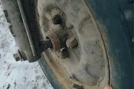 电动车前轮都快掉了，骑着能不晃吗？视频封面