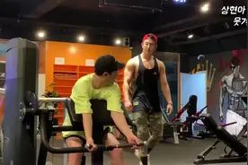 韩国恶搞，故意在健身教练面前发出奇怪的声音。好好笑哦视频封面