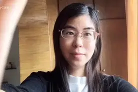 wake up 指醒来了 ； get up 指 起床