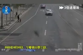 2岁女童挣脱家长突然折返，下一秒令人心痛！图片