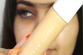 妹子长了个一字眉，用粉底液一涂就盖住了，厉害