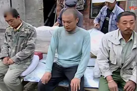 据说为拍摄工地上吃饭场景，群演都是真实民工，大白馒头就着菜汤视频封面