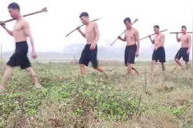 在户外建一个游泳池和五部水滑梯，可以五个人同时滑玩视频封面