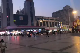 河南郑州火车站人流量大，虽不是春运，但座无虚席！视频封面