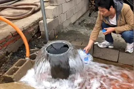 村民院里打井打出涌泉，政府帮忙封井，今天回访封井后的情况。视频封面