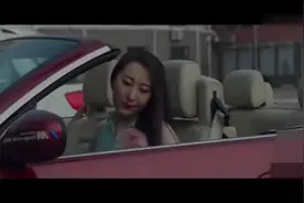 女老师的新车不能淋雨，于是请男老师帮忙给车防雨视频封面
