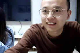 头条第一次提现到账啦，小两口拍视频记录生活以来第一笔头条工资