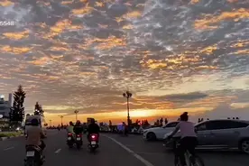 #幸福里好房推荐官 春天的傍晚适合骑电瓶车出去兜风，适合去街边吃麻辣烫图片