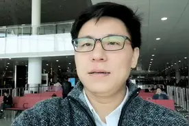 坐在公交车上看深圳宝安国际机场T3航站楼视频封面
