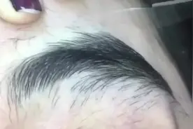 女子眉毛长得很粗糙，用穿线修出个眉形，颜值都提升了