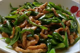 细尖椒炒肉丝，清香鲜辣入味，一道绝美的开胃下饭菜！