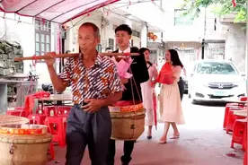 海南小伙22岁娶媳妇了，新娘出门时手拿一面镜子，是啥意思视频封面