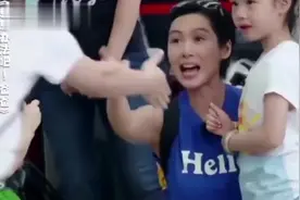 听到李承铉夸别的小朋友，女儿吃醋直接冲爸爸翻白眼！好可爱视频封面