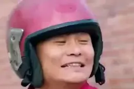 兄弟俩规定各养母亲30天, 恰逢大月31天, 老人被放在两家的围墙