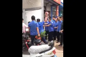 河北曲阳城管抡花盆砸商贩？官方：涉事中队长等人已停职视频封面