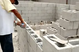 自建房用新型粘黏剂替代水泥砂浆，砌砖墙像“挤牙膏”一样简单视频封面