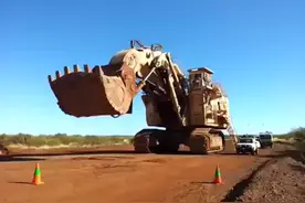 世界上最大的挖掘机，全世界仅6台，加满油需要16000L