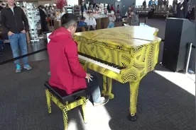 在日本街头演奏《钢铁洪流进行曲》，超震撼！视频封面