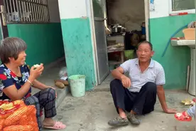 农村老太冷不丁把自家老头推到在地，还笑呵呵的跑开了，啥情况视频封面