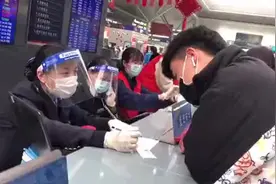 郑州东站“90后”值班站长 服务春运暖心贴心图片