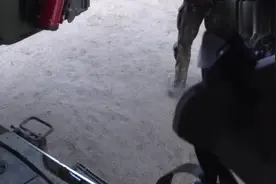 实拍PzH2000榴弹炮实弹射击，一发炮弹一个药包 近距离看视频封面