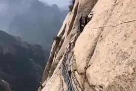华山派第一代宗师贺志真，万仞绝壁镶钉搭木，长空栈道