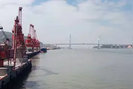 带大家看看，陆地水泥用货轮是怎样运输装卸的