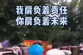 交警赤脚背20多名考生赴考 请看视频→图片