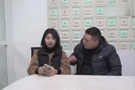 两个女婿给丈母娘送年礼，不料穷女婿拿出一张纸，丈母娘感动了视频封面