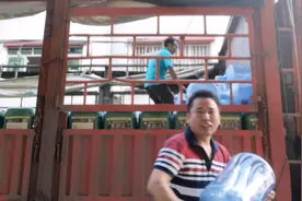 我们平常喝的桶装水，空桶是怎么处理的呢？小伙子带大家去看看视频封面