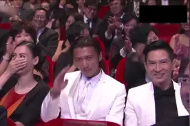 当年周润发在台上一个眼神，把主持人吓得说话都结巴了！太霸气视频封面