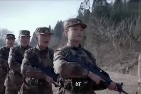 英姿飒爽，解放军三军仪仗队女兵第一次射击